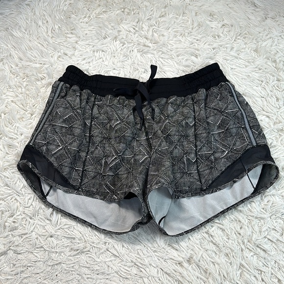 Lululemon Hotty Hot Short (Long 4") Formation Alpine White Black / Black - Picture 1 of 7